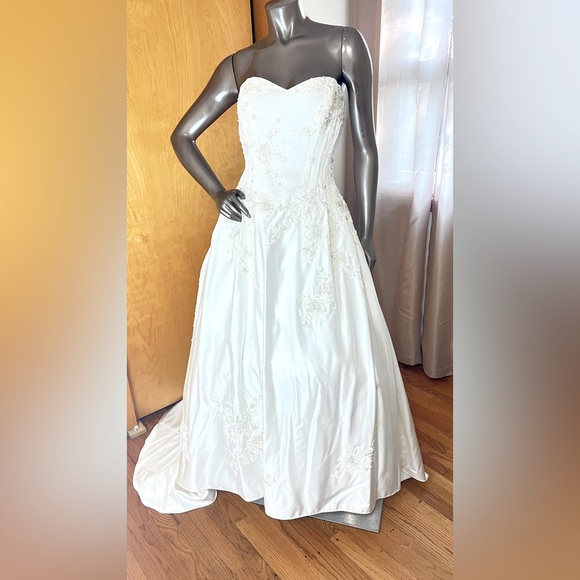 David’s bridal style WG3627 ivory corset back ball gown. - Picture 4 of 9